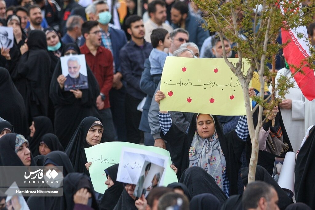 تصاویر تجمع حامیان حجاب در اصفهان / از دست نوشتههای خاص دخترها تا هشتگ ویژه