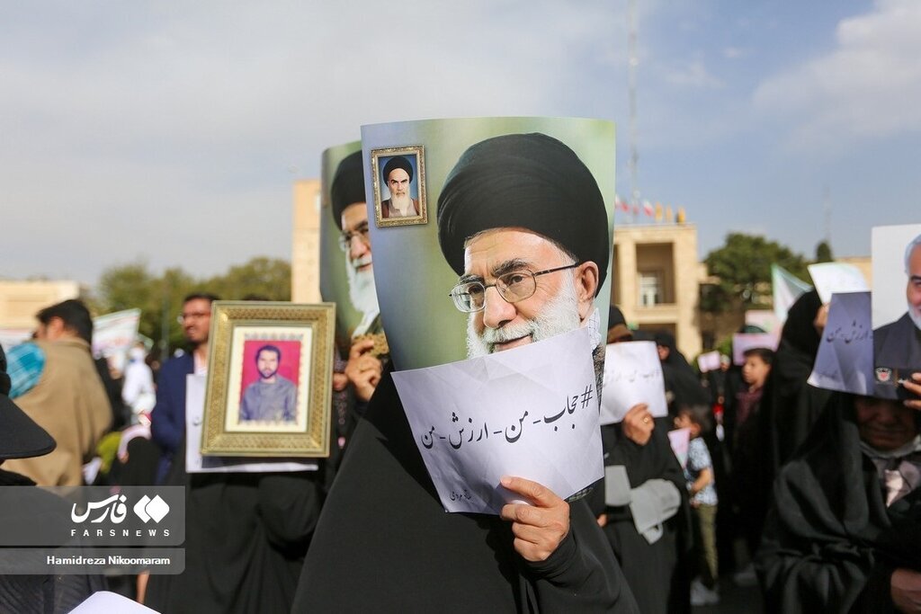 تصاویر تجمع حامیان حجاب در اصفهان / از دست نوشتههای خاص دخترها تا هشتگ ویژه