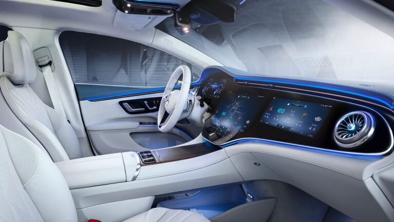 برنده رقابت نفسگیر مرسدس بنز EQS و بی ام و i7 / عکس