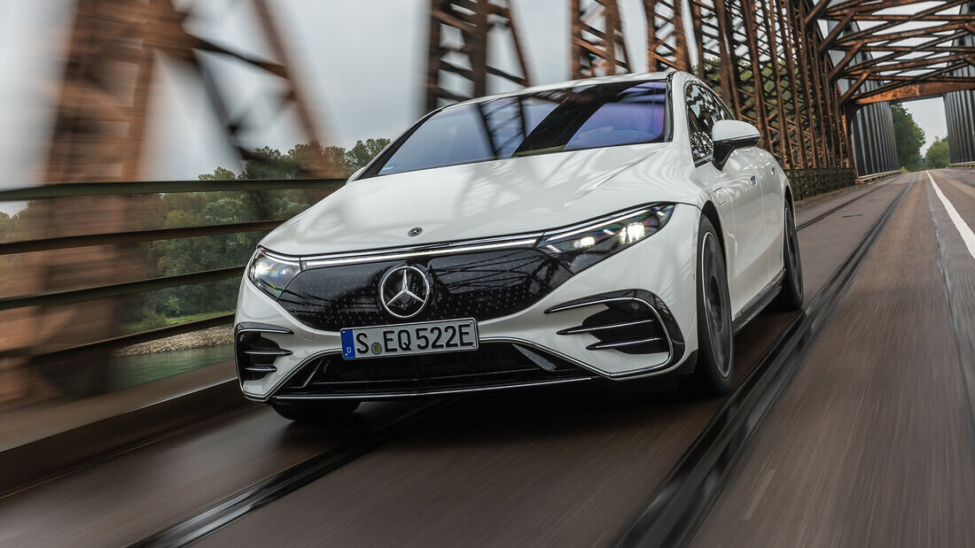 برنده رقابت نفسگیر مرسدس بنز EQS و بی ام و i7 / عکس