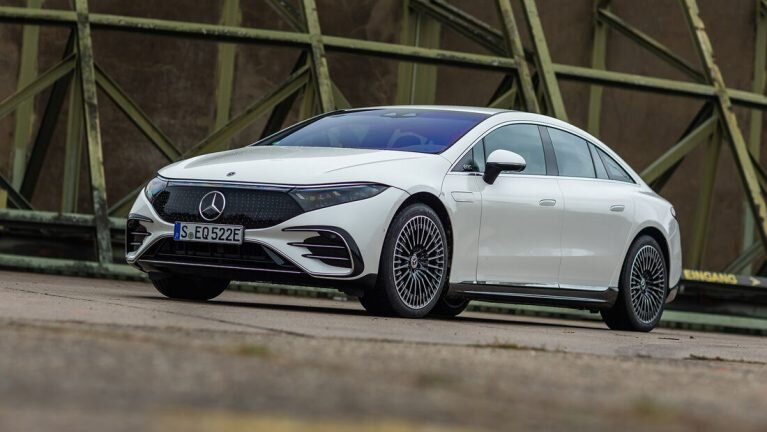 برنده رقابت نفسگیر مرسدس بنز EQS و بی ام و i7 / عکس