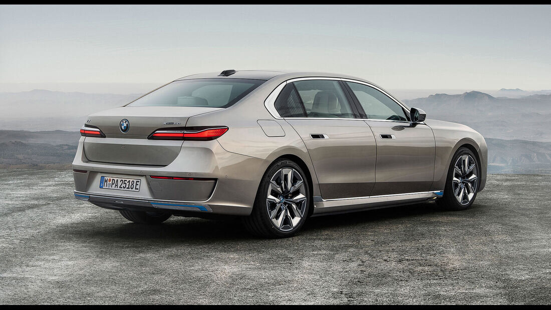 برنده رقابت نفسگیر مرسدس بنز EQS و بی ام و i7 / عکس