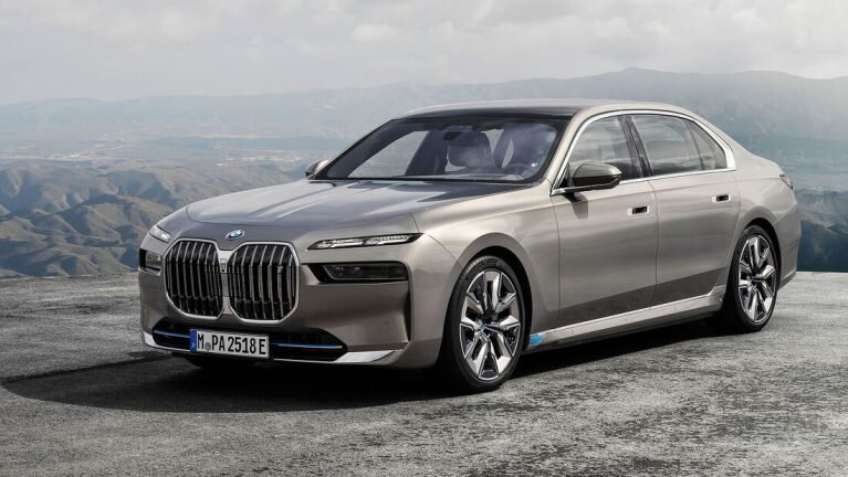 برنده رقابت نفسگیر مرسدس بنز EQS و بی ام و i7 / عکس