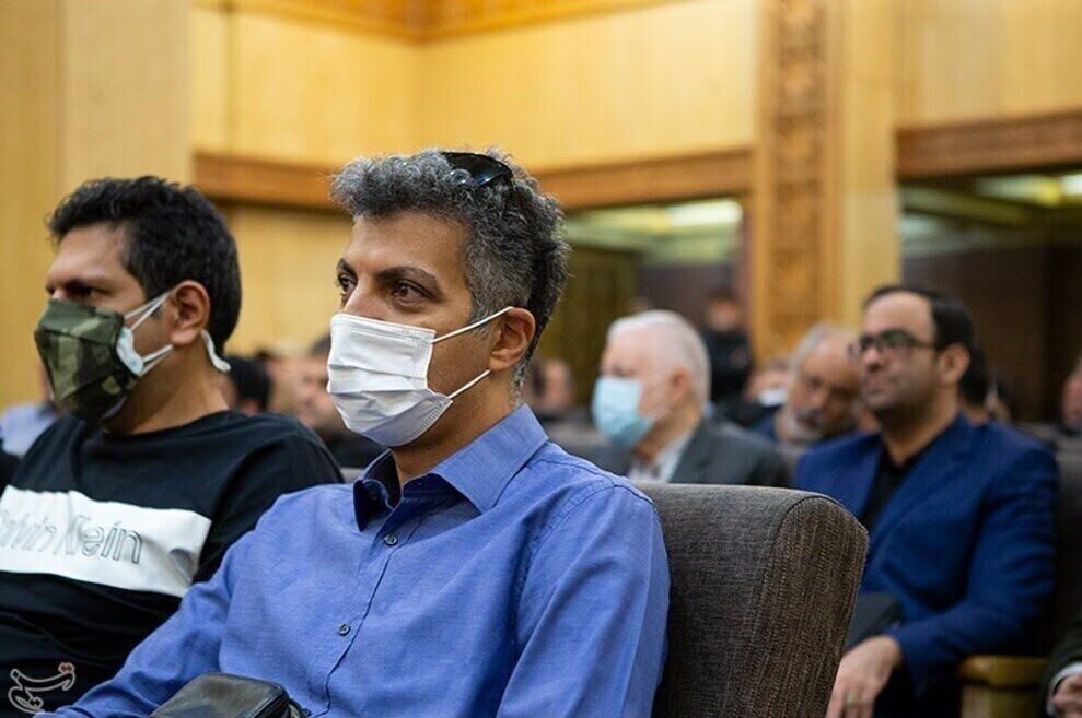 عکس | عادل فردوسی پور در مراسم ختم کیومرث پوراحمد