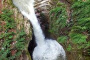 ببینید | معجزه باورنکردنی در دل طبیعت؛ آبشار عجیبی که آب در آن سربالا می‌رود!