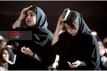 زنان و دخترانی که با حجاب‌های گوناگون به مراسم «احیا» رفتند/ عکس‌ها