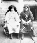 عکس‌های کمتر دیده‌شده از «پوشش متنوع» و «زندگی متفاوت» زنان ایرانی در دوران قاجار