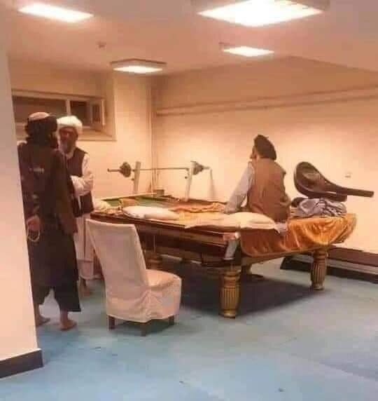 عکس | استفاده عجیب طالبان از میز بیلیارد