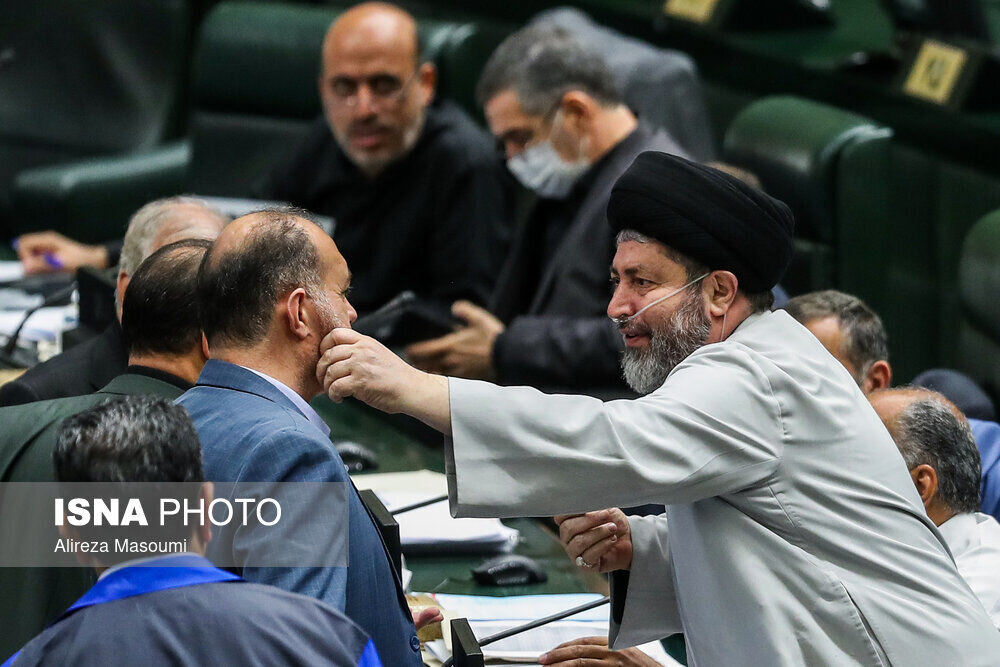 شوخی عجیب یک نماینده مجلس در صحن علنی + عکس