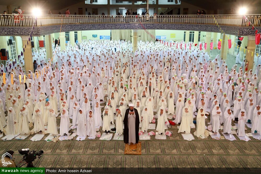 تصاویر پربازتاب از حضور امام جمعه همدان در مراسم «جشن تکلیف» هزار دختر