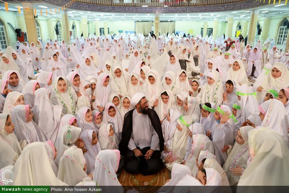 تصاویر پربازتاب از حضور امام جمعه همدان در مراسم «جشن تکلیف» هزار دختر 