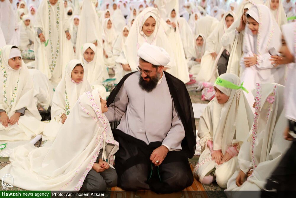 تصاویر پربازتاب از حضور امام جمعه همدان در مراسم «جشن تکلیف» هزار دختر