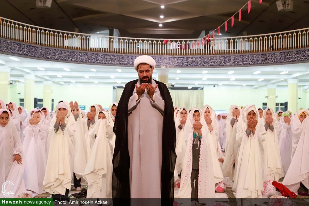 تصاویر پربازتاب از حضور امام جمعه همدان در مراسم «جشن تکلیف» هزار دختر 