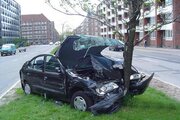 ببینید | تصادف عجیب و غریب یک خودرو با درخت