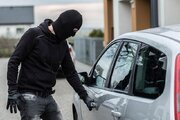 ببینید | تلاش یک زن دیوانه برای سرقت خودرو در کالیفرنیا