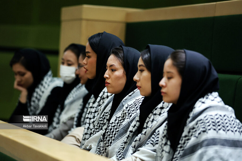 دختران وپسران چفیه پوش در مجلس