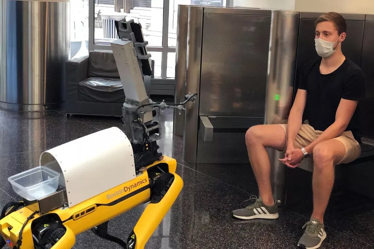 ربات چهارپا عجیبی که به پلیس نیویورک خدمت می‌کند/ عکس