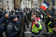 ببینید | لحظه دستگیری معترضان فرانسوی توسط نیروهای لباس شخصی