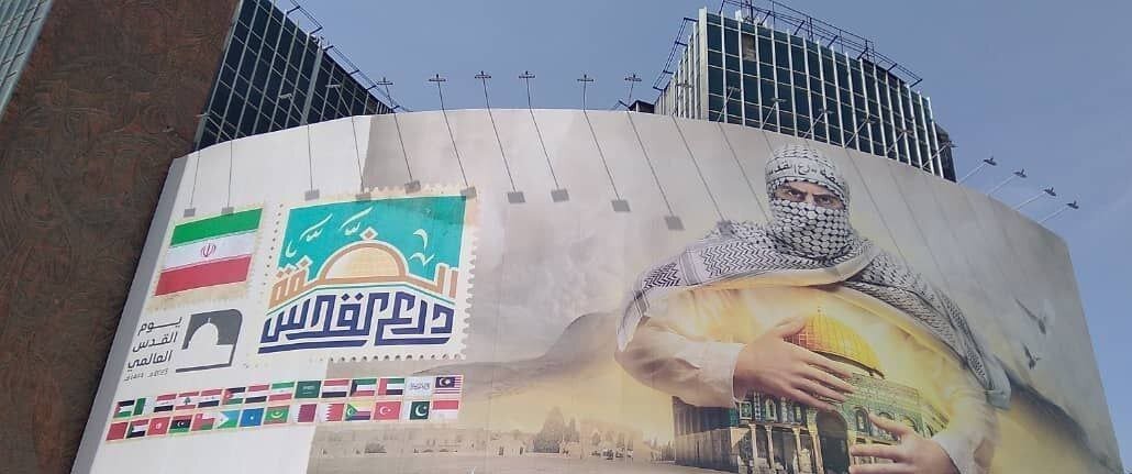 عکس | پرچم طالبان روی دیوارنگاره میدان ولیعصر