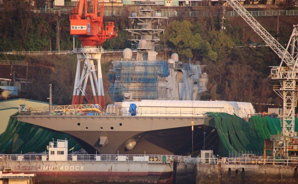 تکنیک عجیب ژاپنی ها / ناو هلی کوپتر بر آماده فرود اف 35 آمریکایی شد! / عکس