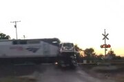 ببینید | لحظه برخورد شدید قطار با کامیون حامل خودروهای لاکچری در آمریکا