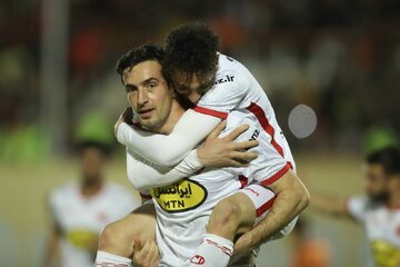 عکس | لباس پرسپولیس بر تن یک زن عکس | لباس پرسپولیس بر تن یک زن