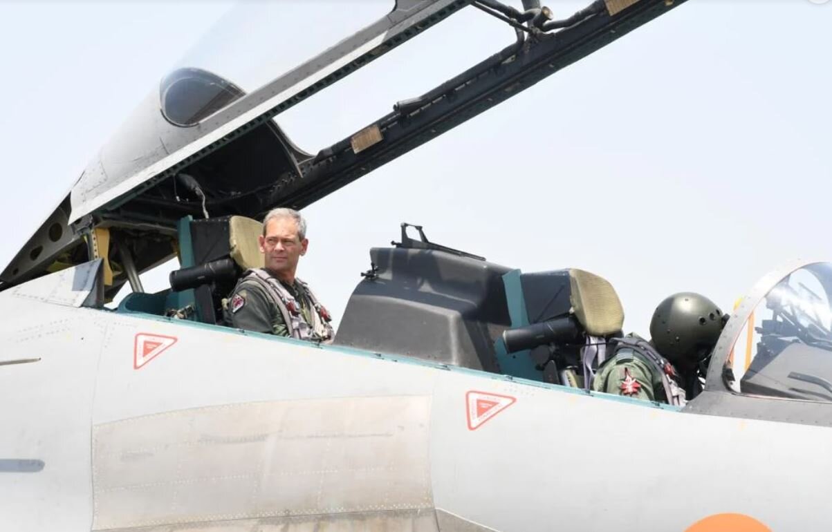 نادر و باورنکردنی، خلبان رده بالای آمریکایی در جنگنده پیشرفته روسیه/ عکس