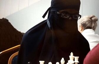 عکس | قهرمان شطرنج زنان، مرد از آب درآمد!