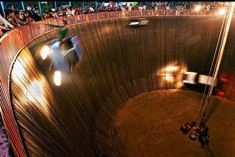 ببینید | پرتاب شدن وحشتناک یک زن از روی دیوار مرگ در هند