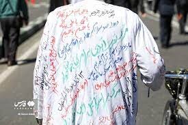 «پلاکارد متحرک»، متفاوتترین پوشش و لباس در راهپیمایی روز قدس / عکس