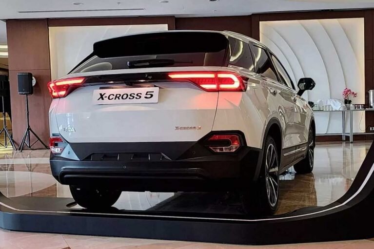 عکس | خودرویی که لادا روسیه را دست به دامن چینیها کرد!