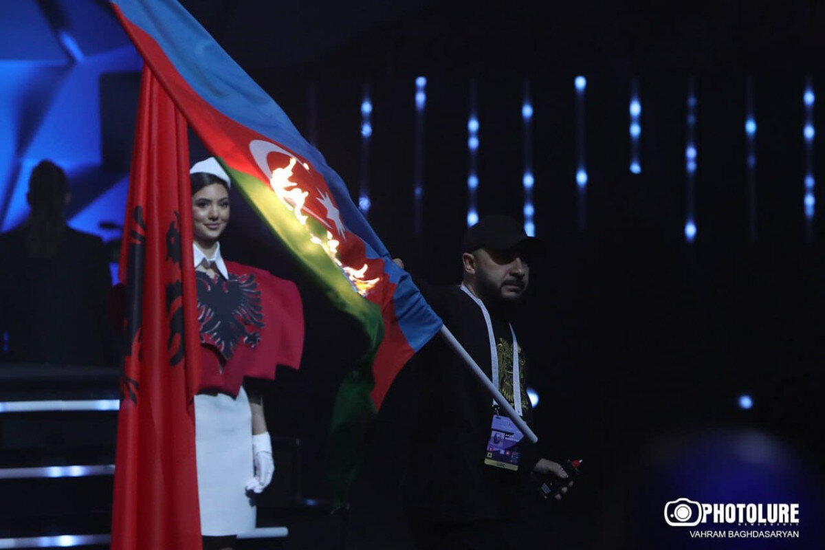 ارامنه پرچم آذربایجان را آتش زدند/عکس
