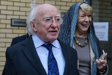 عکس | تصویری عجیب از میزکار رییس‌جمهور ایرلند در دیدار با بایدن