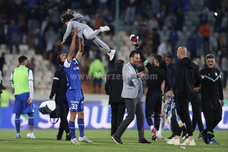 عکس| دختر برزیلی روی دستان مدافع استقلال