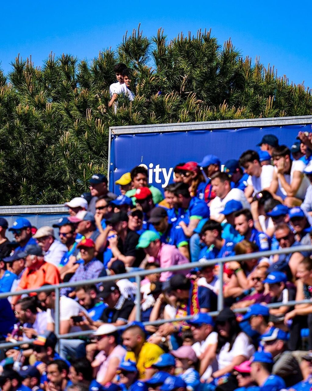 عکس | تقلید بامزه بارساییها از طرفداران نساجی!