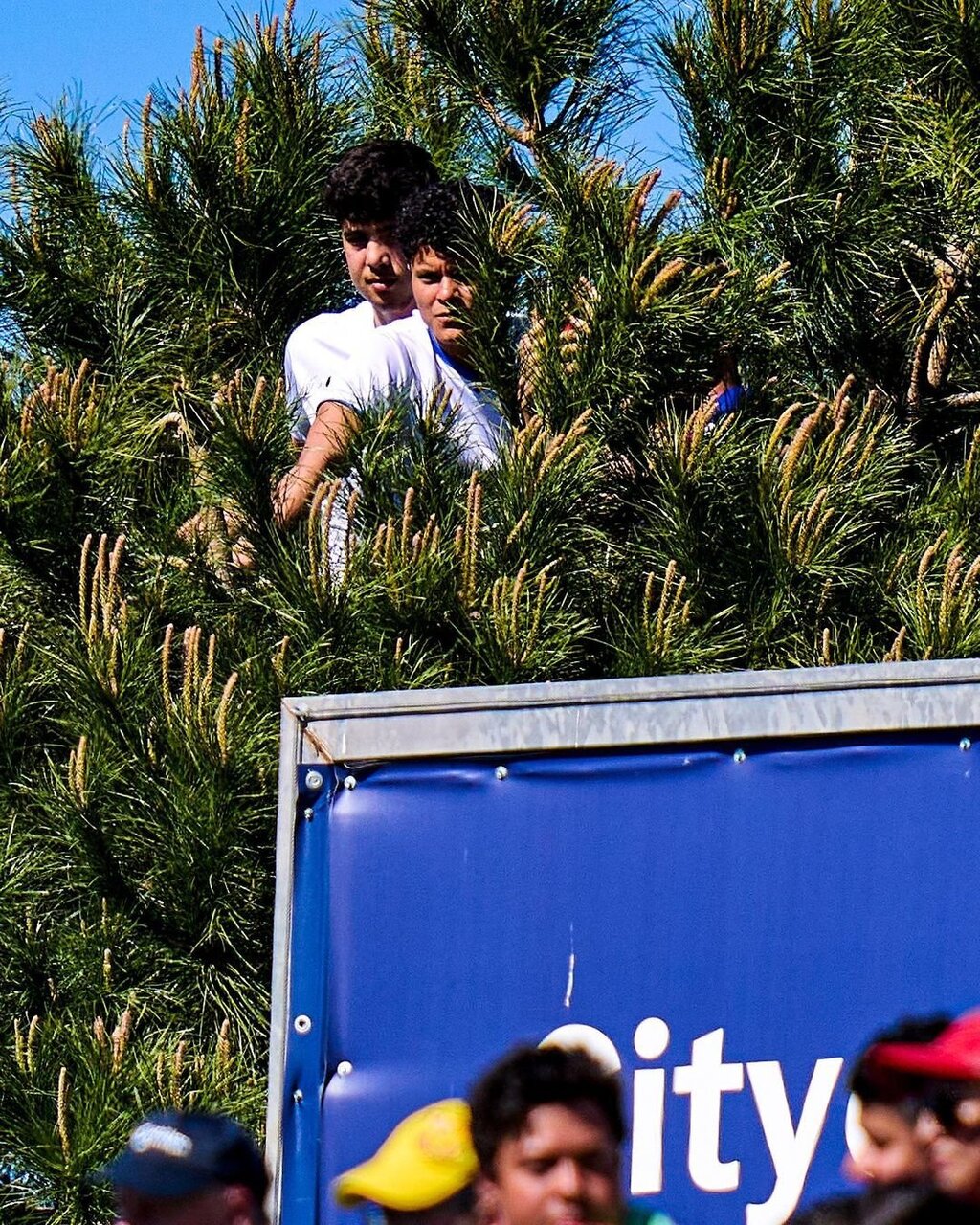 عکس | تقلید بامزه بارساییها از طرفداران نساجی!