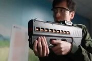 تفنگ الکترومغناطیسی چینی برای کنترل شورش/ پرتاب سکه به جای گلوله / عکس