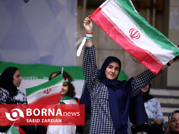 حضور زنان با پرچم‌های ایران در دیدار تیم ملی فوتسال ایران و ازبکستان