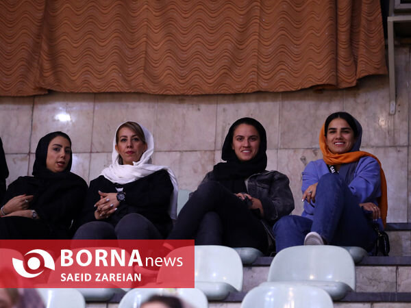 حضور زنان با پرچم‌های ایران در دیدار تیم ملی فوتسال ایران و ازبکستان
