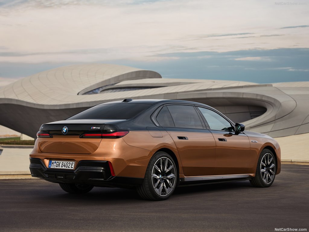 قدرتمندترین بیامو برقی، جایگزینی برای غولهای ۱۲ سیلندر / عکس