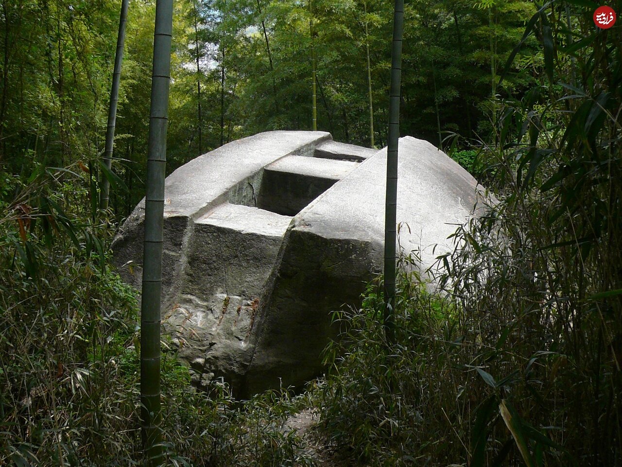 این «تختهسنگ» مرموزترین اثر باستانی ژاپن است/ عکس