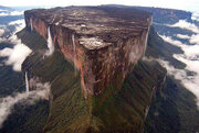 ببینید | پرش دیدنی از بلندترین آبشار فرشته جهان در ونزوئلا