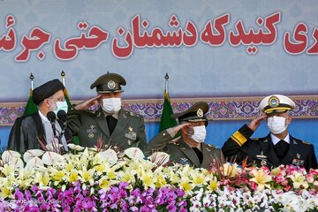 بمناسبة يوم الجيش.. بدء العرض العسكری لقوات الجیش الایرانی فی طهران