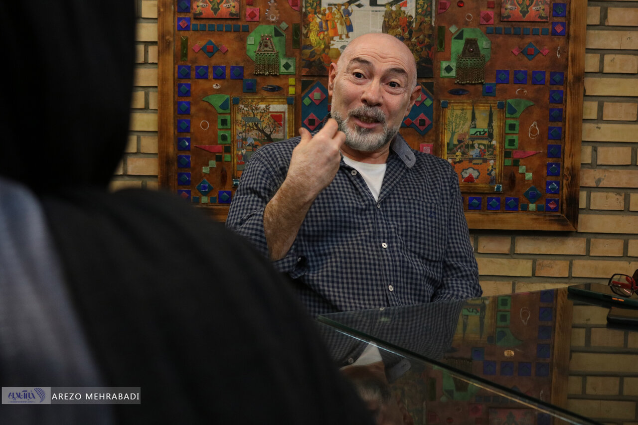 نوادگان کسانی که مرگ بر چمران میگفتند، الان روی سر مردم سطل ماست میریزند/ از عکس انداختن کنار گوگوش تا جنگیدن کنار چمران و عصبانیت از مجری تلویزیون