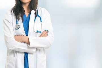 تصاویر | اقدام بی‌شرمانه یک پسر در یمن؛ گریم زنانه و ایفای نقش پزشک زنان