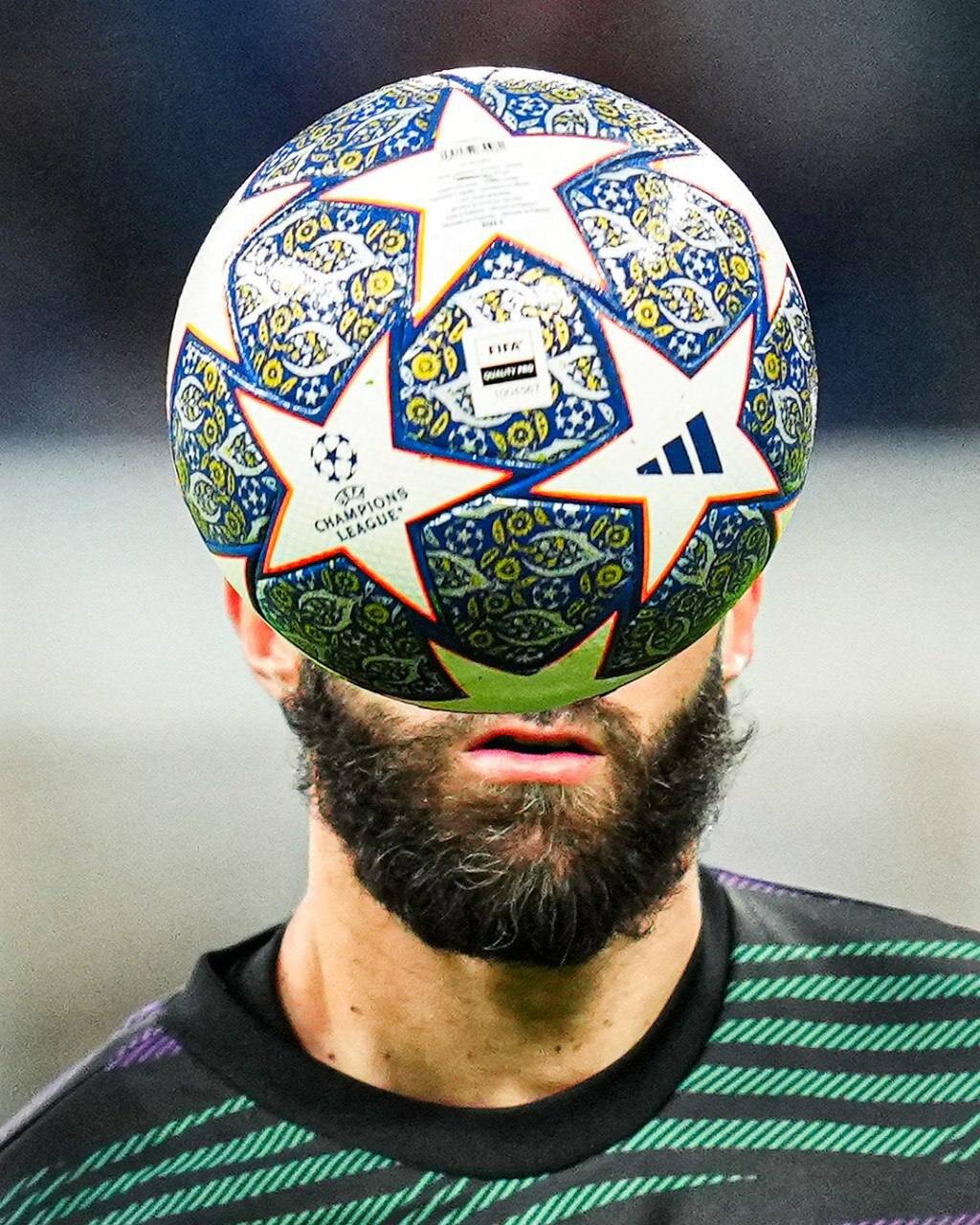 عکس | طرح ایرانی در لیگ قهرمانان اروپا/ توپ یا جعبه گز؟