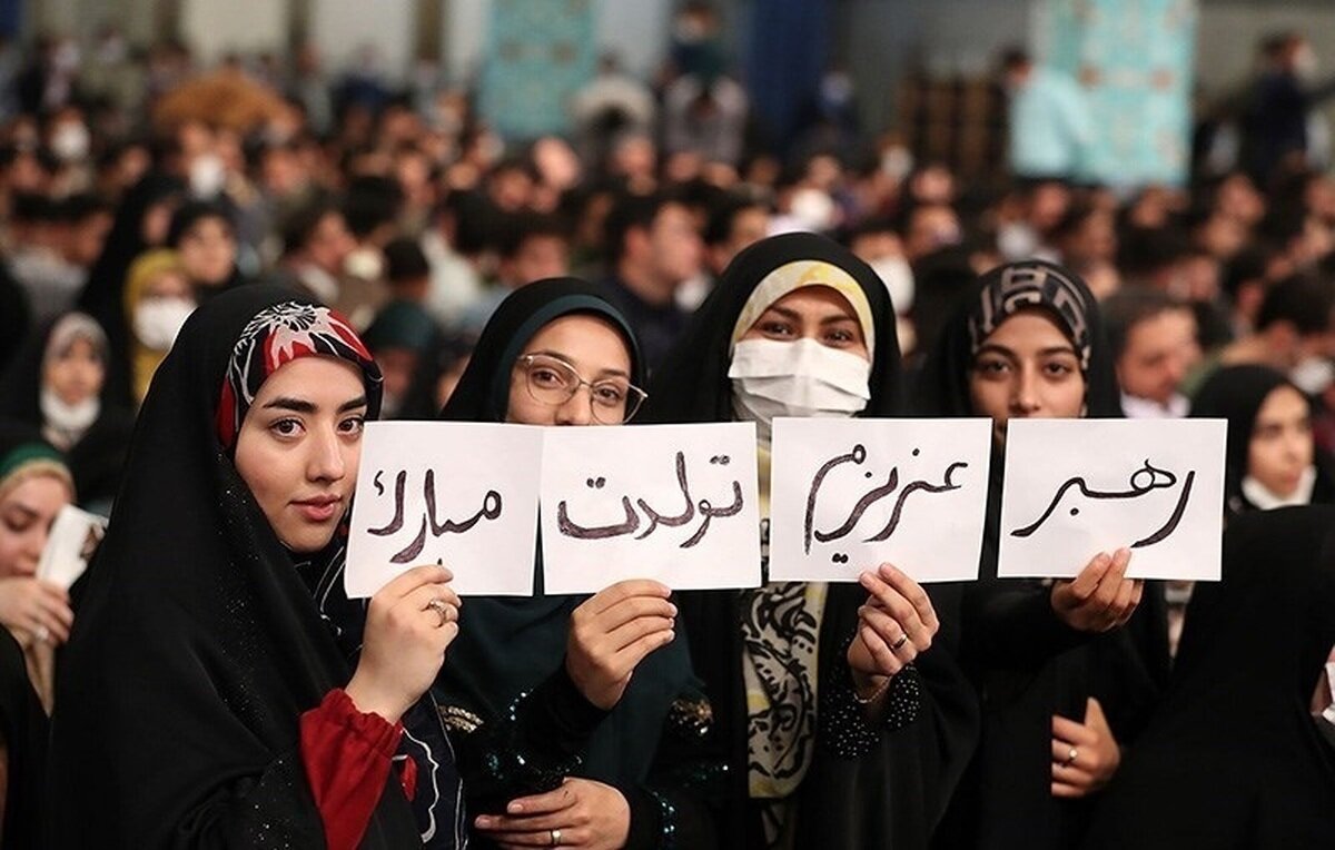 حاشیه نگاری یک دیدار / «کادو تولد» دانشجویان به رهبر انقلاب + تصویر 2