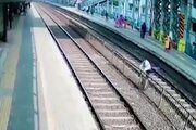 ببینید | مشت محکم پلیس به صورت یک مرد بعد از نجات از مرگ مقابل قطار!