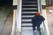ببینید | پرت شدن مرد از پله برقی بر اثر لگد یک دیوانه