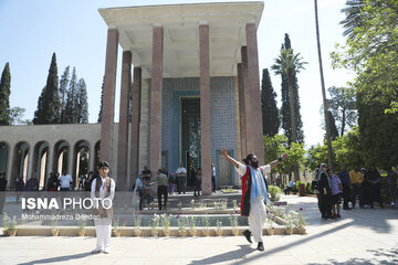 گل‌باران آرامگاه اُستادِ سُخن «سعدی»
